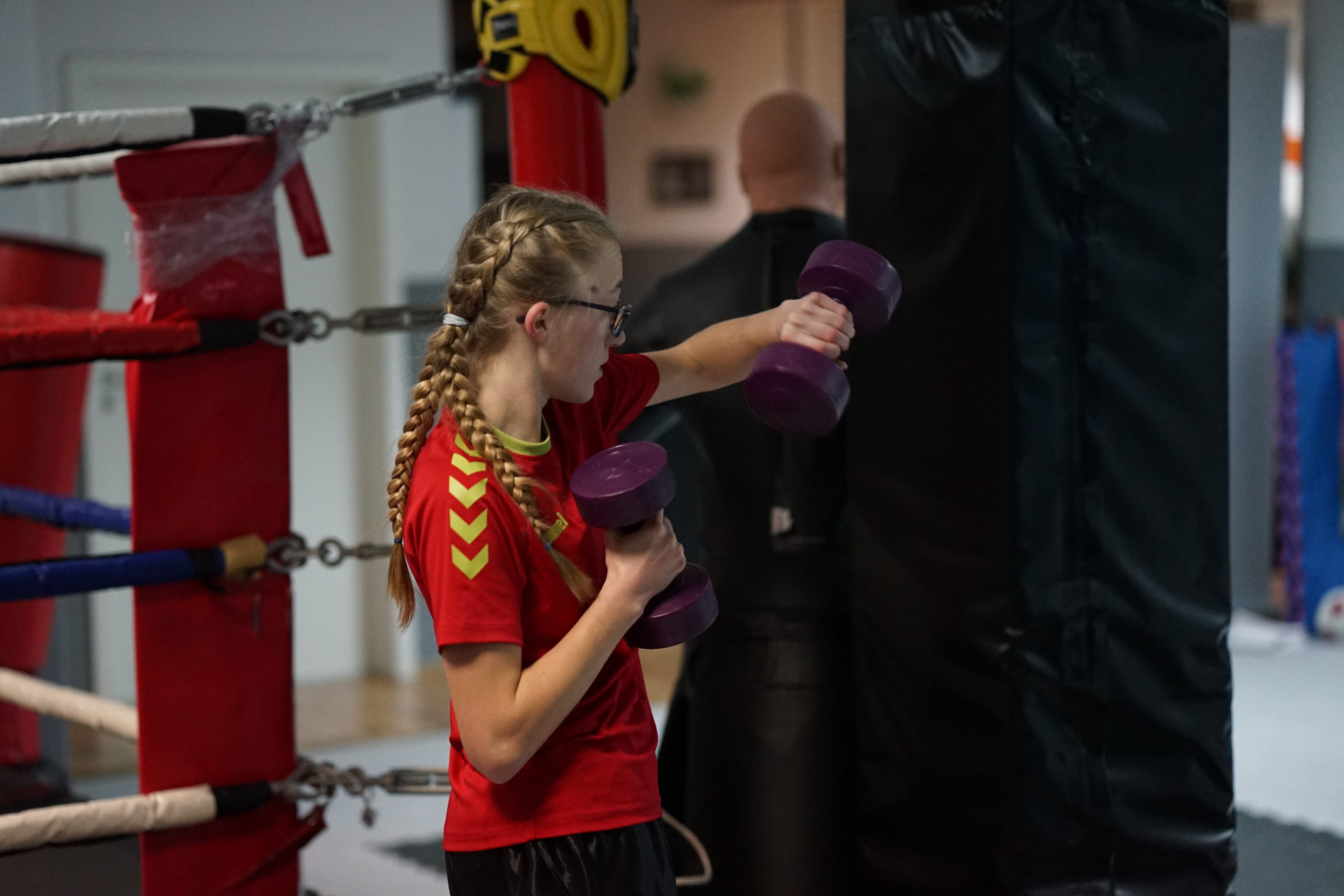 Fighters Fitness: Frau mit zwei Kleinhanteln