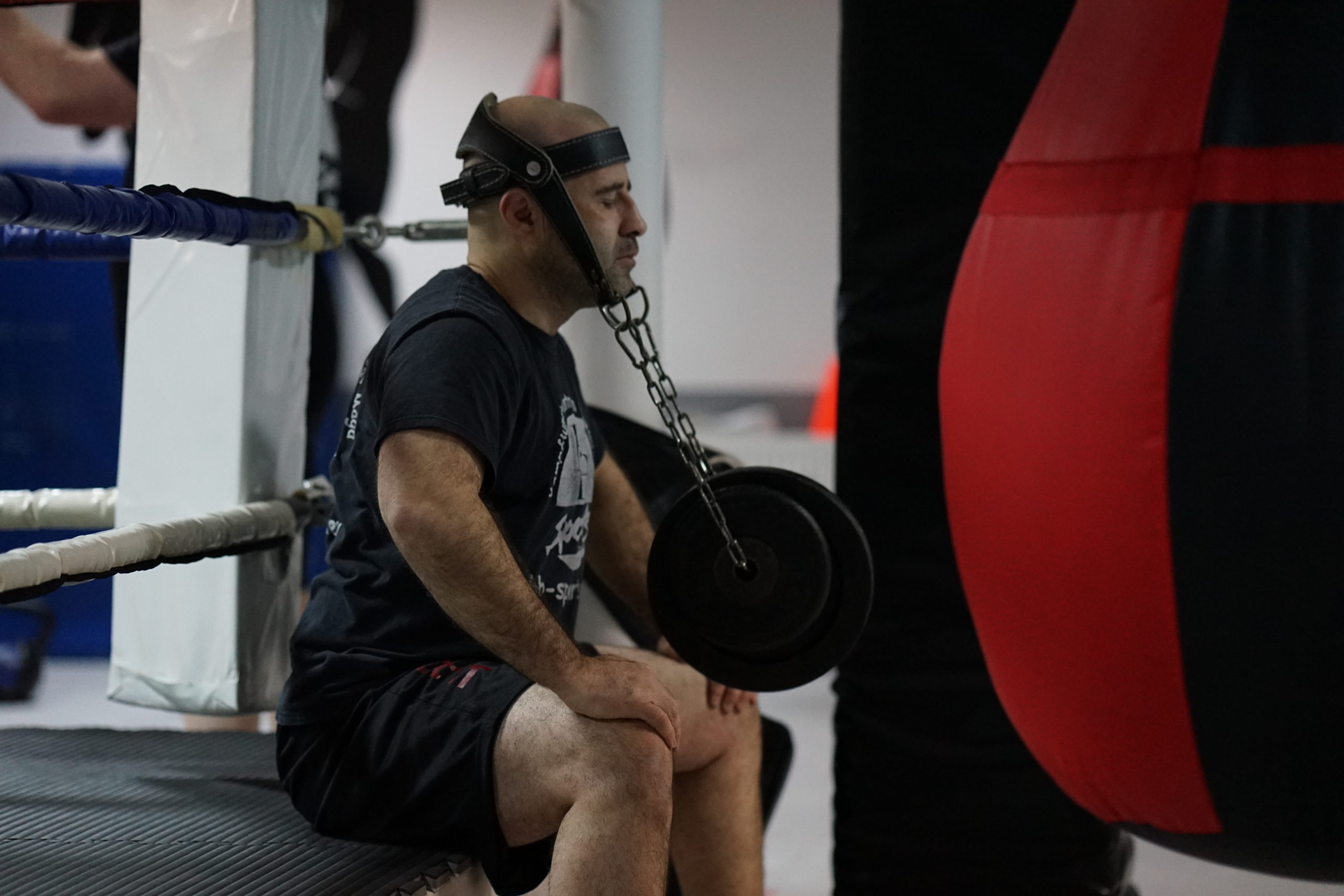 Fighters Fitness: Gewicht am Kopf zur Nackenkräftigung