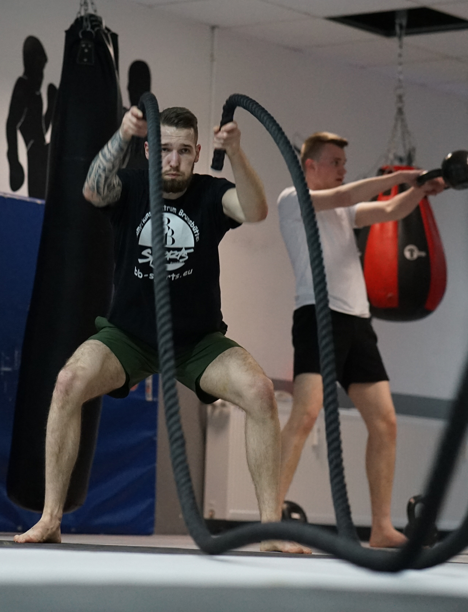 Fighters Fitness, junger Mann mit Ropes