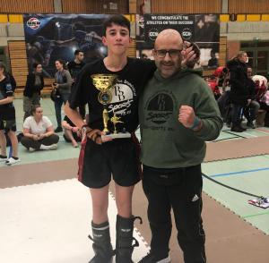 BB CHAMPIONS - Ehrung 010 - Enrico mit Schüler und Pokal bei Sieges Pose