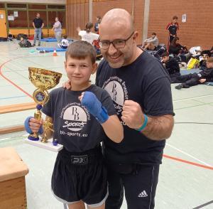 BB CHAMPIONS - Ehrung 011 - Trainer mit Schüler und Pokal