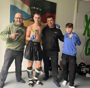 BB CHAMPIONS - Ehrung 012 - zweit Trainer mit zwei Schüler und Pokal