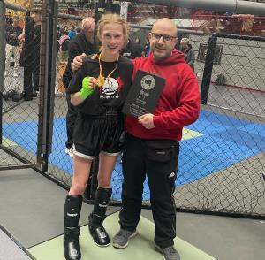 BB CHAMPIONS - Ehrung 013 - Auszeichnung vor dem Käfig im Kickboxen