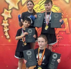 BB CHAMPIONS - Ehrung 014 - Podest Siegesehrung mehrere Kampfsport Schüler mit Auszeichnung
