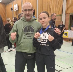 BB CHAMPIONS - Ehrung 017 - Schülerin mit Kampfsportmedaillie