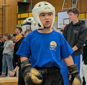 BB CHAMPIONS - Ehrung 019 - Kampfsport Schüler geht auf Kamera zu