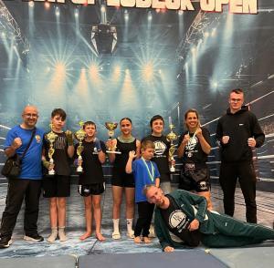 BB CHAMPIONS - Ehrung 020mehrere Kampfsport Schüler mit Pokal und Trainer beim Kampfsport Wettkampf in Lübeck