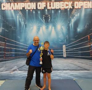 BB CHAMPIONS - Ehrung 021 - Schüler mit Pokal und Trainer beim Kampfsport Wettkampf in Lübeck 003