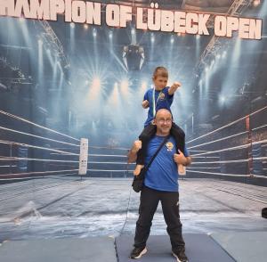 BB CHAMPIONS - Ehrung 022 Schüler mit Pokal und Trainer beim Kampfsport Wettkampf in Lübeck 002