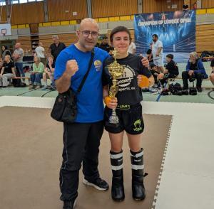 BB CHAMPIONS - Ehrung 023 - Schüler mit Pokal