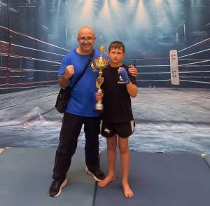 BB CHAMPIONS - Ehrung 024 - Schüler mit Pokal und Trainer beim Kampfsport Wettkampf in Lübeck