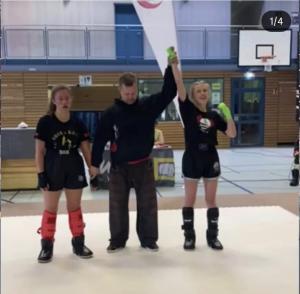 BB CHAMPIONS - Ehrung 025 - beide Kickboxerinnen mit Schiedsrichter