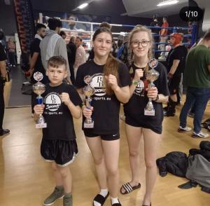 BB CHAMPIONS - Ehrung 026 - 3 Schüler posieren mit Kampfsport Pokalen