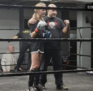 BB CHAMPIONS - Ehrung 027 - Enrico mit Schüler im Kampfsport Ring beim Wettkampf
