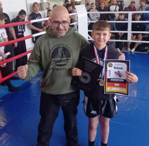 BB CHAMPIONS - Ehrung 028 Schüler mit Trainer im Kampfsport Ring beim Sieg