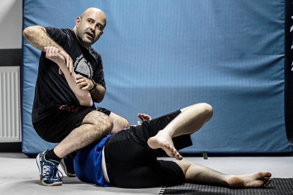 Krav Maga Selbstverteidigung: Der Trainer hat den Trainee zu Boden gebracht.