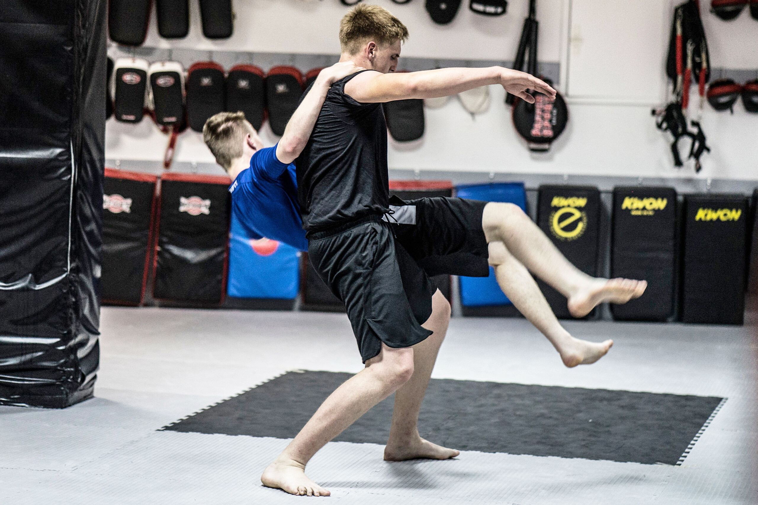 zwei jugendliche Schüler beim Krav Maga Training