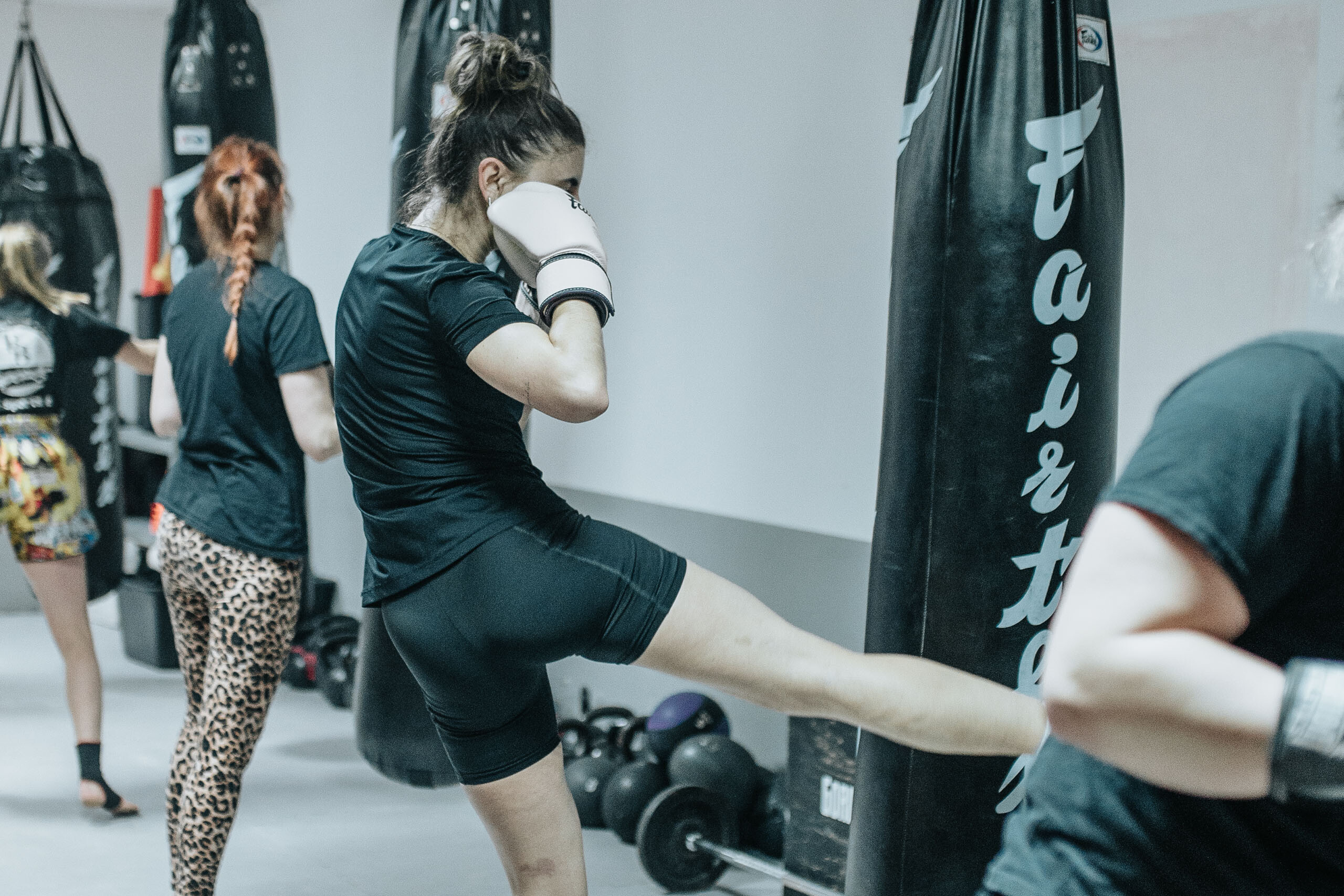 Frauen beim Fitnesskickboxen