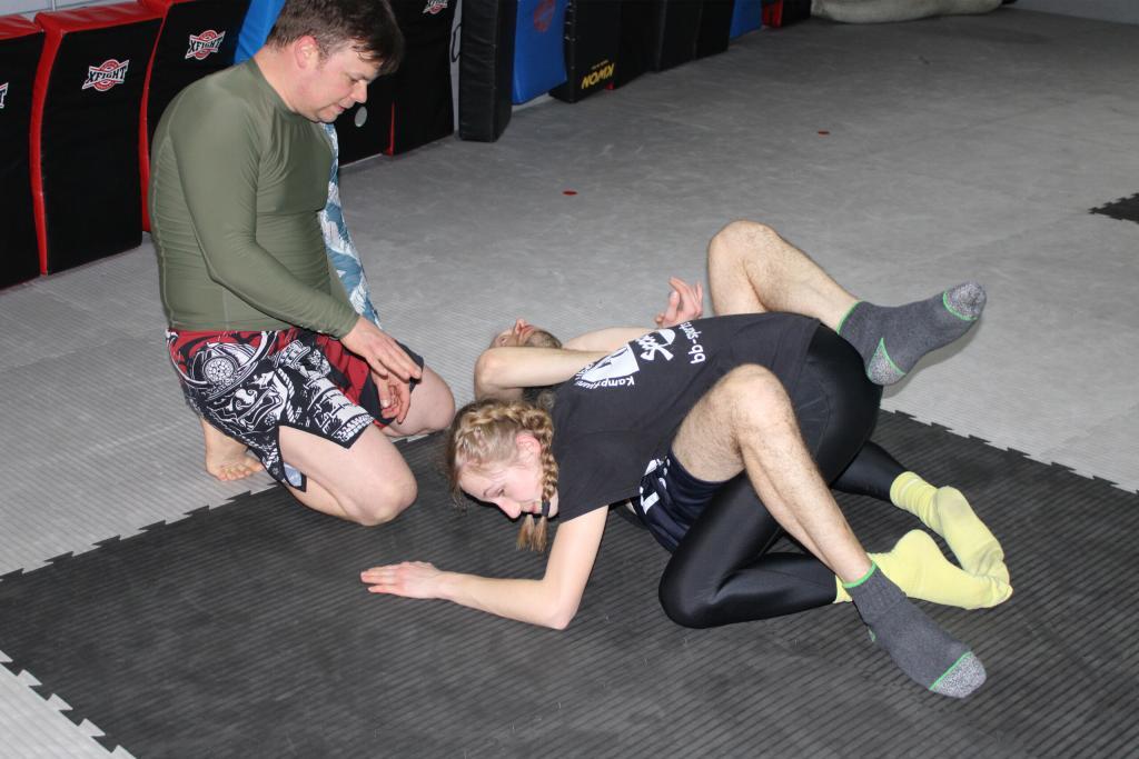 Schüler beim Grappling Bodenkampftraining