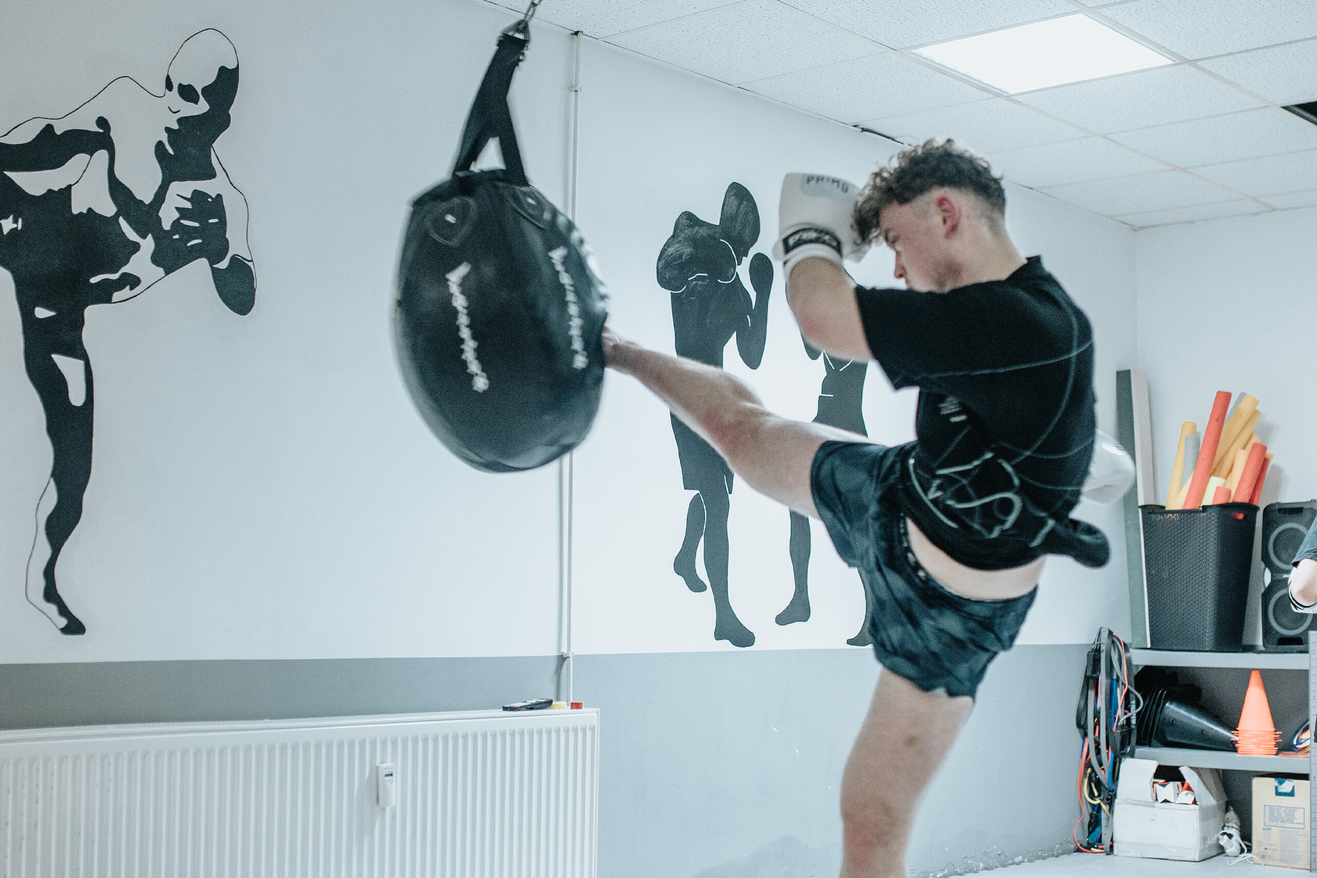 Kickboxen, Schüler übt Kicks am Boxsack