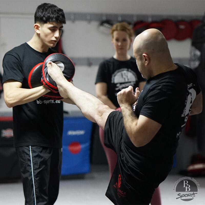 Vorführung Trainer mit Schüler Kickboxen - Seltverteidigung
