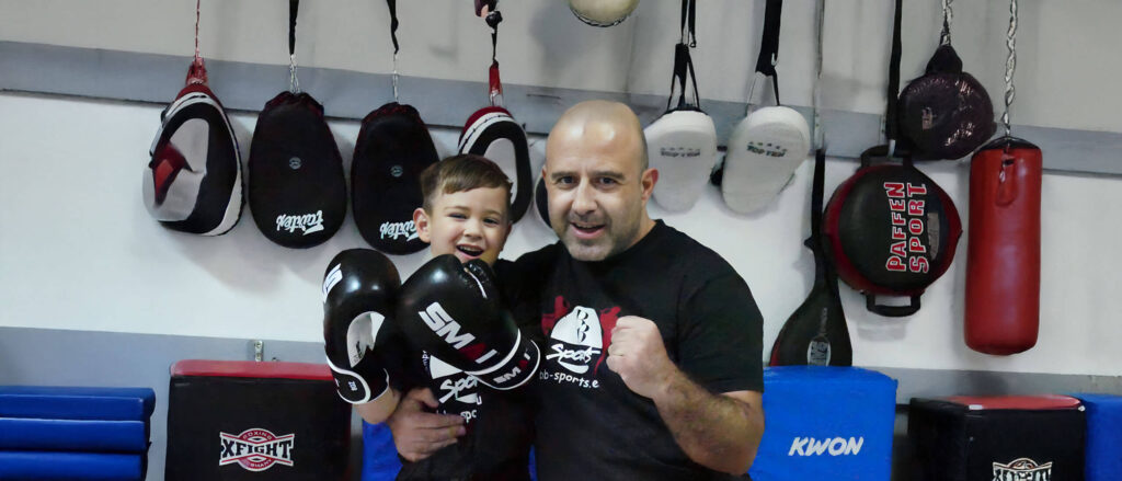 Trainer Enrico mit jungem Schüler - Version 3.2 Neu